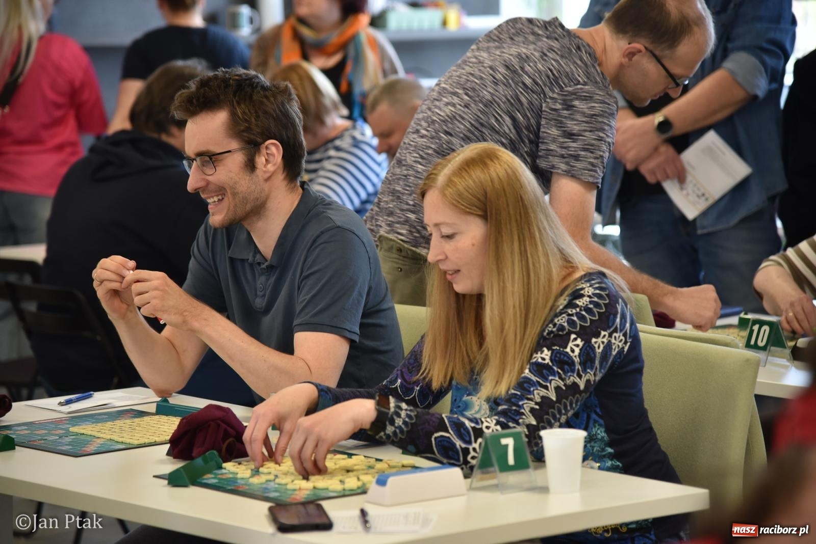 Zdjęcie w galerii na portalu naszraciborz.pl: Scrabble po raz pierwszy na dworcu. Mistrzostwa Raciborza na Stacji Młodych wiadomości z regionu