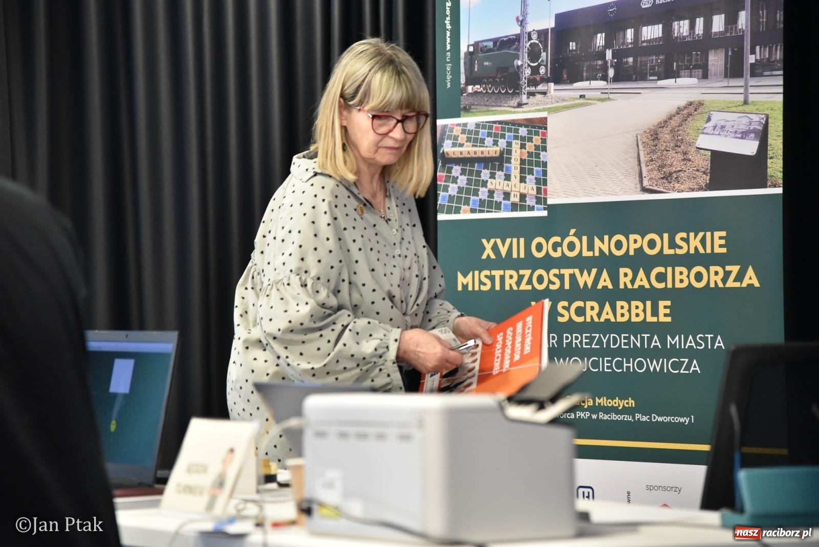 Zdjęcie w galerii na portalu naszraciborz.pl: Scrabble po raz pierwszy na dworcu. Mistrzostwa Raciborza na Stacji Młodych wiadomości z regionu