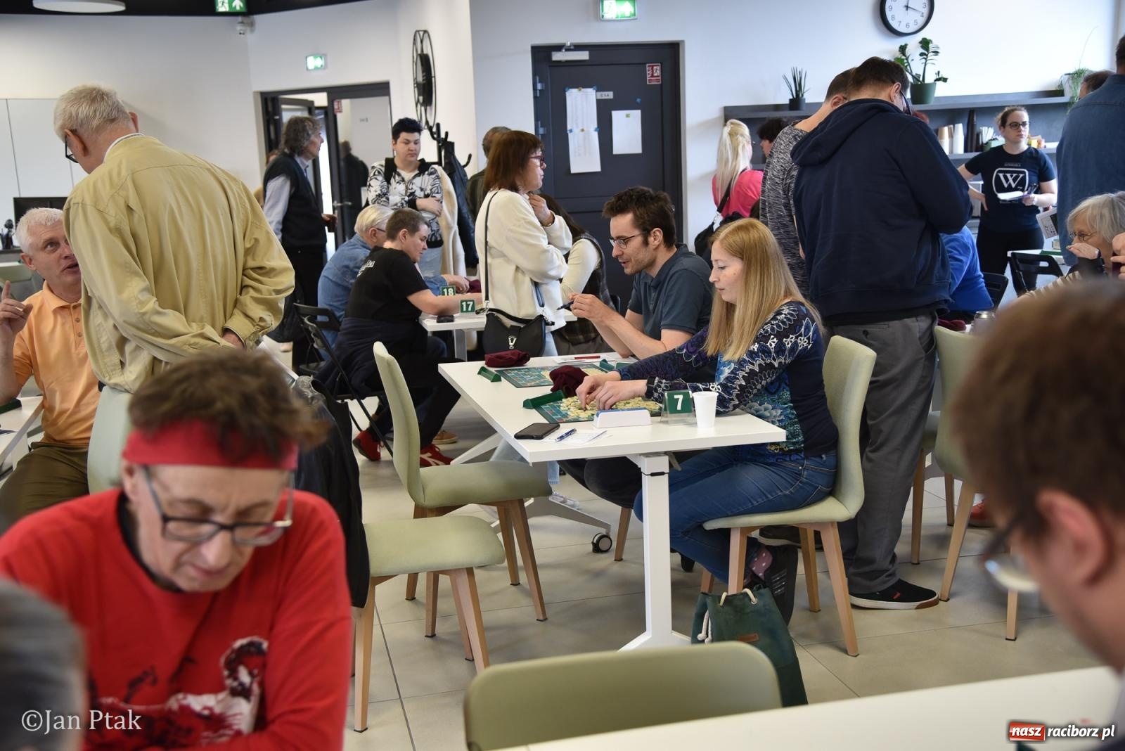 Zdjęcie w galerii na portalu naszraciborz.pl: Scrabble po raz pierwszy na dworcu. Mistrzostwa Raciborza na Stacji Młodych wiadomości z regionu