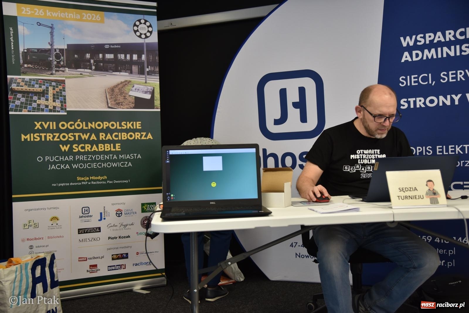 Zdjęcie w galerii na portalu naszraciborz.pl: Scrabble po raz pierwszy na dworcu. Mistrzostwa Raciborza na Stacji Młodych wiadomości z regionu