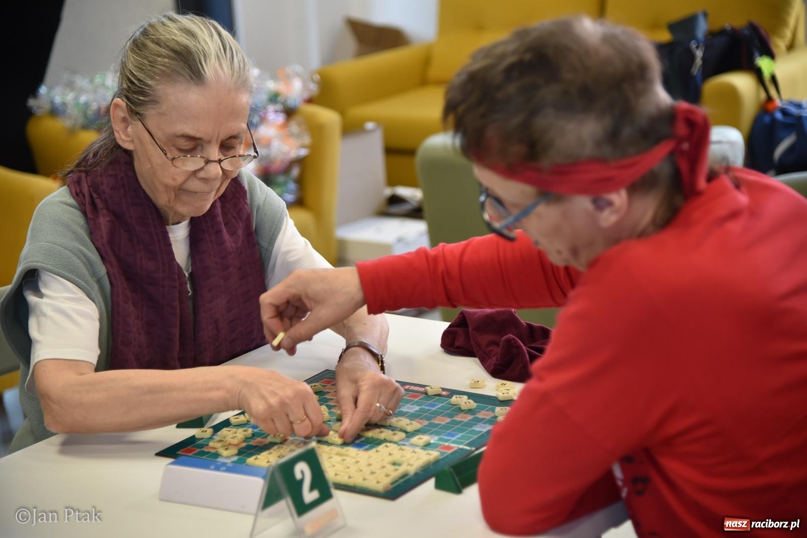 Zdjęcie w galerii na portalu naszraciborz.pl: Scrabble po raz pierwszy na dworcu. Mistrzostwa Raciborza na Stacji Młodych wiadomości z regionu