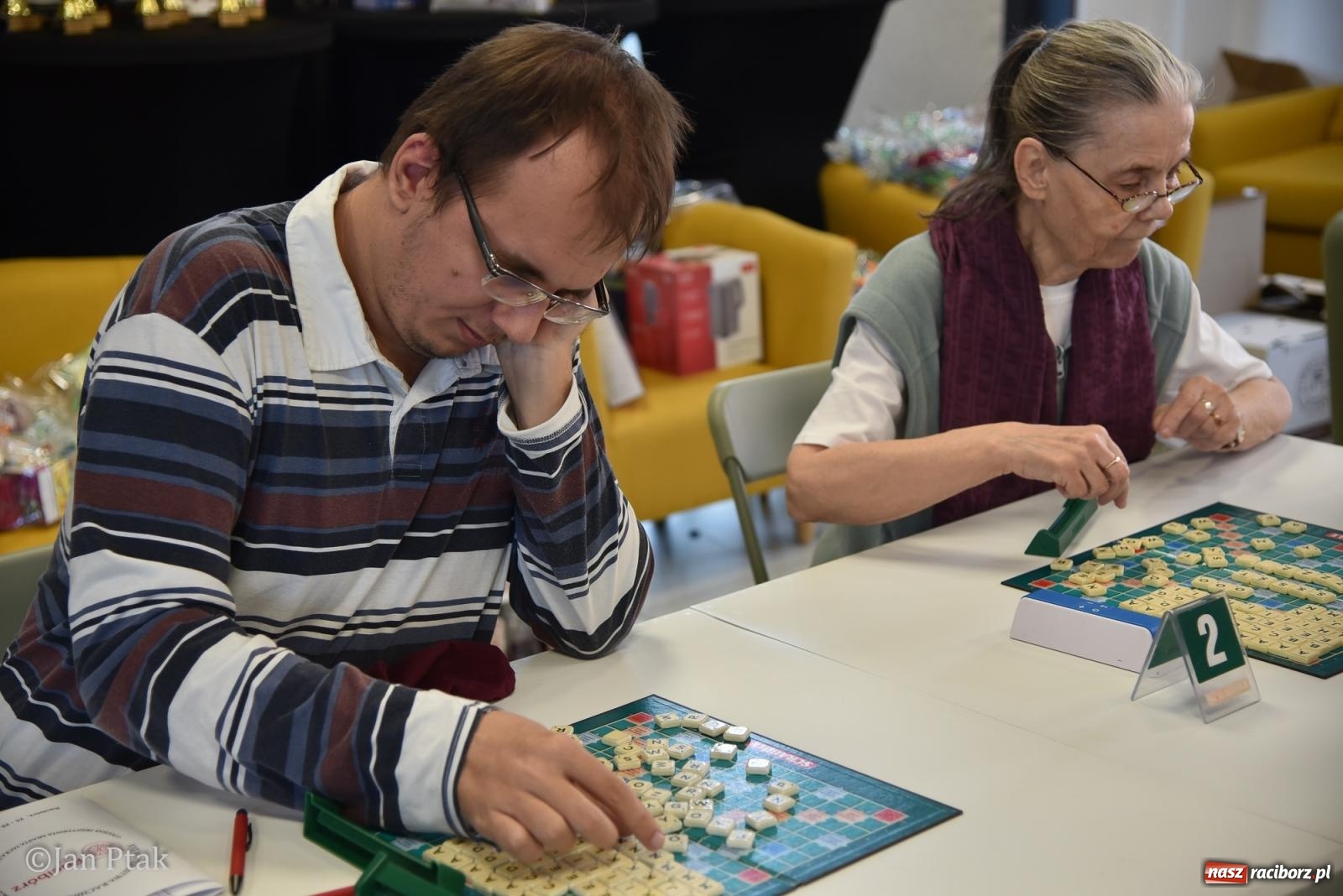 Zdjęcie w galerii na portalu naszraciborz.pl: Scrabble po raz pierwszy na dworcu. Mistrzostwa Raciborza na Stacji Młodych wiadomości z regionu