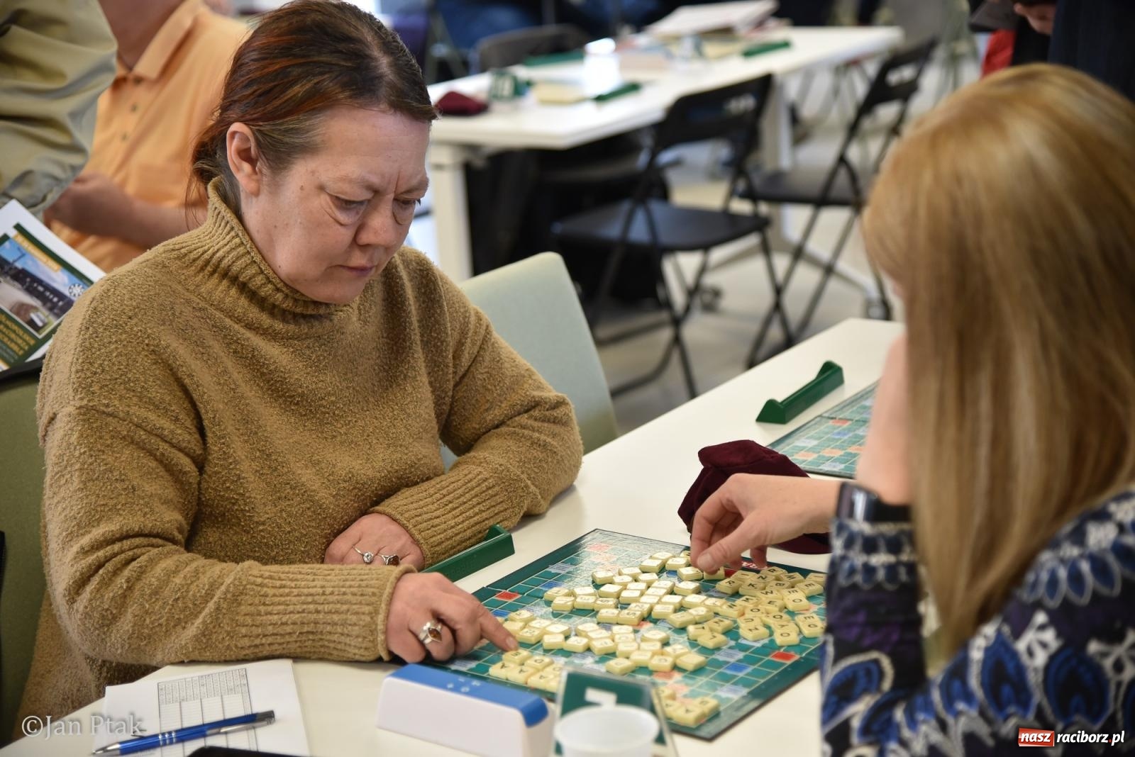 Zdjęcie w galerii na portalu naszraciborz.pl: Scrabble po raz pierwszy na dworcu. Mistrzostwa Raciborza na Stacji Młodych wiadomości z regionu