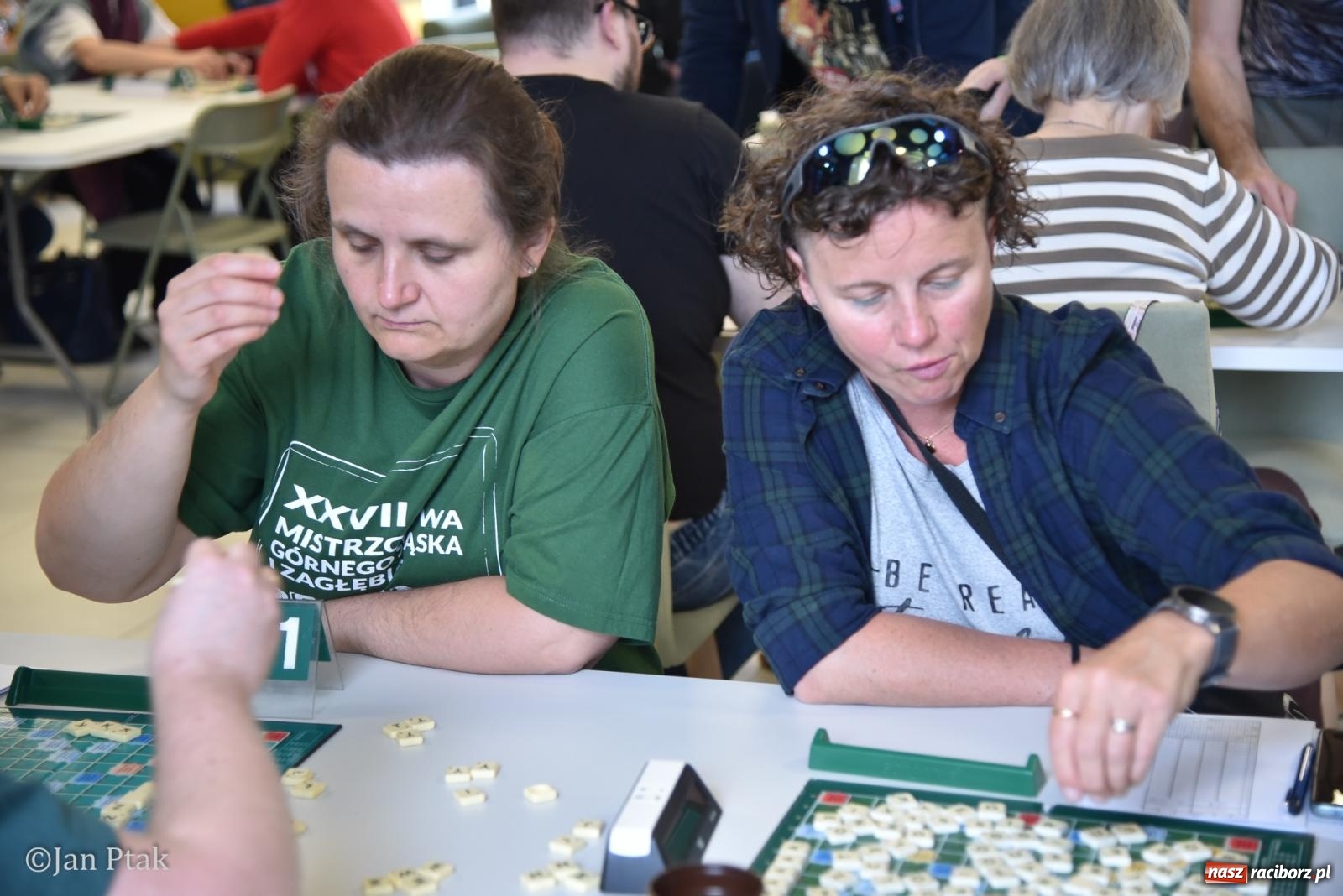 Zdjęcie w galerii na portalu naszraciborz.pl: Scrabble po raz pierwszy na dworcu. Mistrzostwa Raciborza na Stacji Młodych wiadomości z regionu