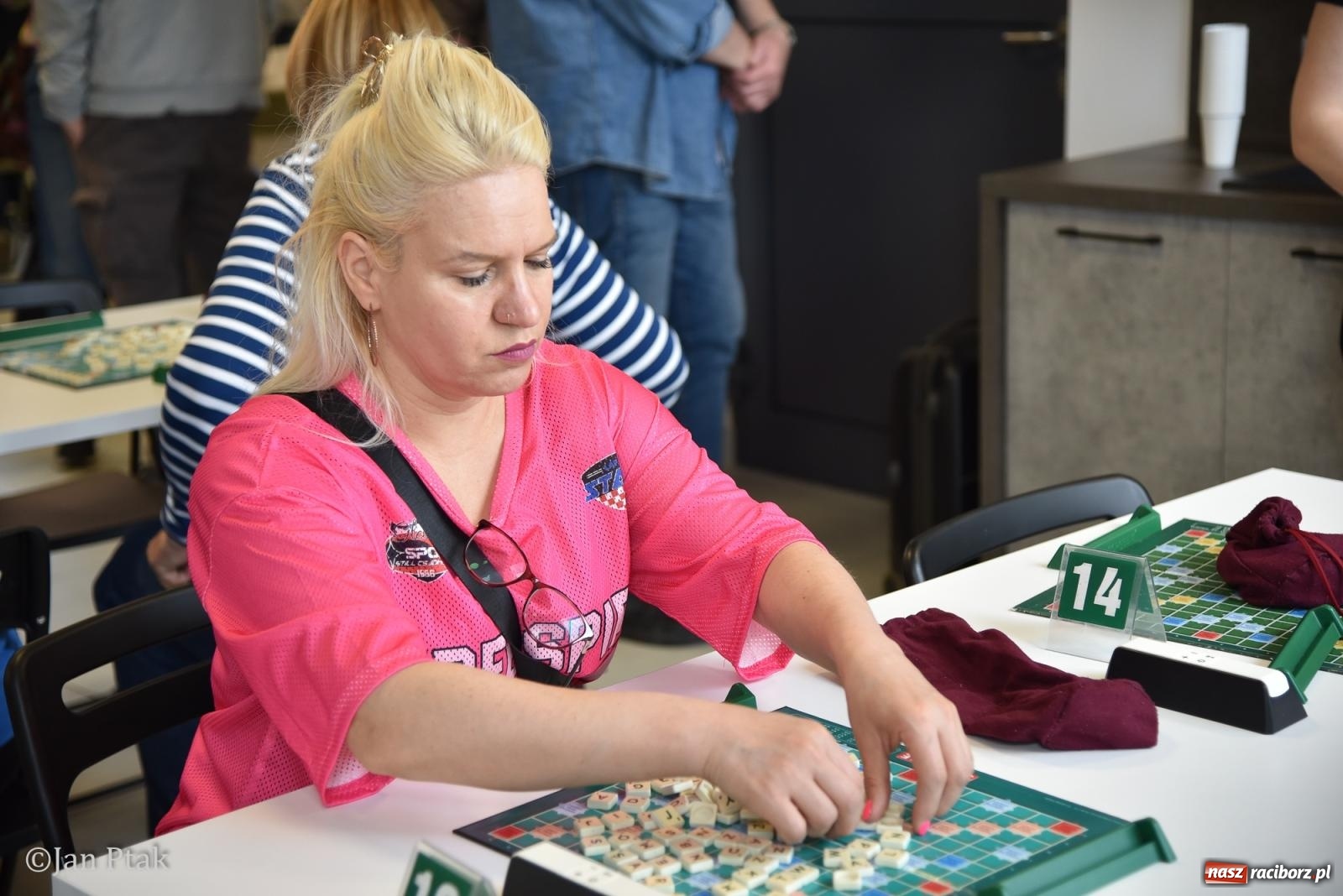 Zdjęcie w galerii na portalu naszraciborz.pl: Scrabble po raz pierwszy na dworcu. Mistrzostwa Raciborza na Stacji Młodych wiadomości z regionu