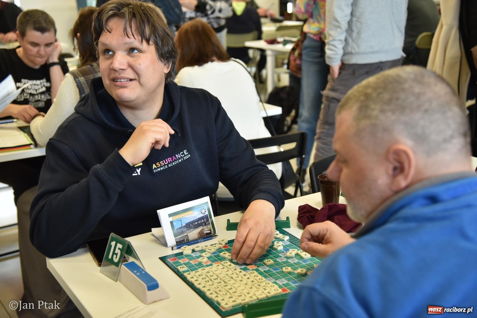Zdjęcie w galerii na portalu naszraciborz.pl: Scrabble po raz pierwszy na dworcu. Mistrzostwa Raciborza na Stacji Młodych wiadomości z regionu