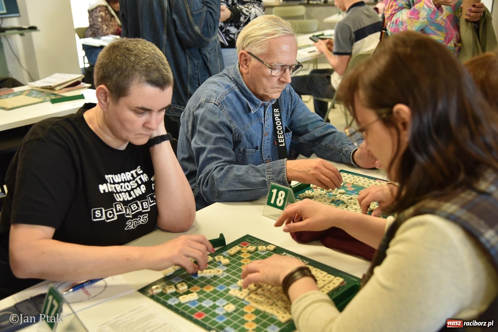 Zdjęcie w galerii na portalu naszraciborz.pl: Scrabble po raz pierwszy na dworcu. Mistrzostwa Raciborza na Stacji Młodych wiadomości z regionu