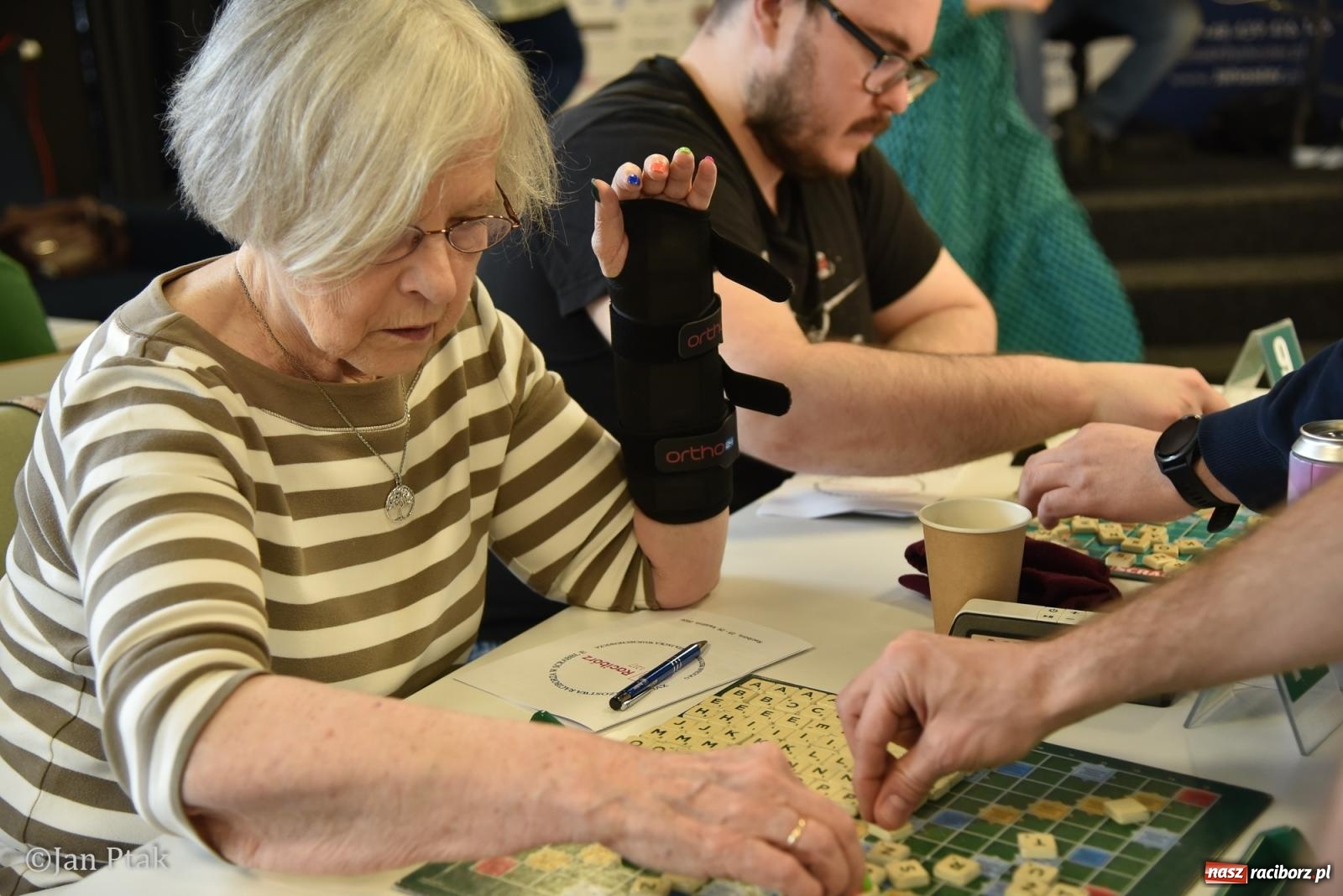 Zdjęcie w galerii na portalu naszraciborz.pl: Scrabble po raz pierwszy na dworcu. Mistrzostwa Raciborza na Stacji Młodych wiadomości z regionu