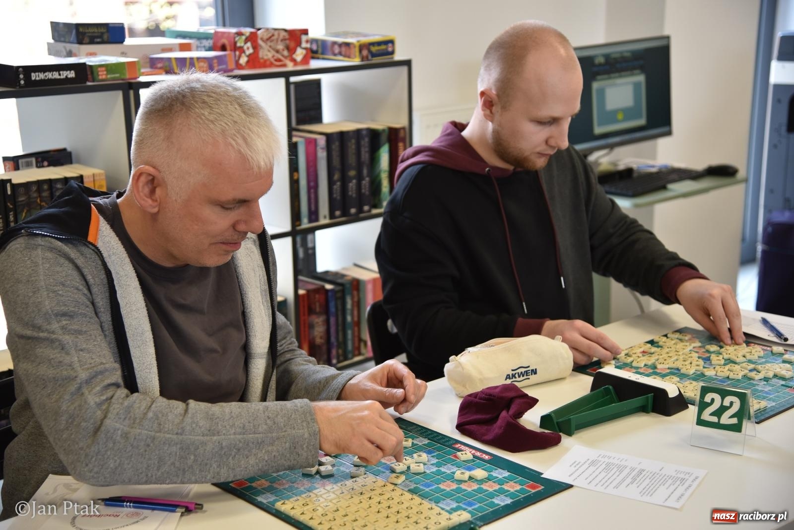 Zdjęcie w galerii na portalu naszraciborz.pl: Scrabble po raz pierwszy na dworcu. Mistrzostwa Raciborza na Stacji Młodych wiadomości z regionu