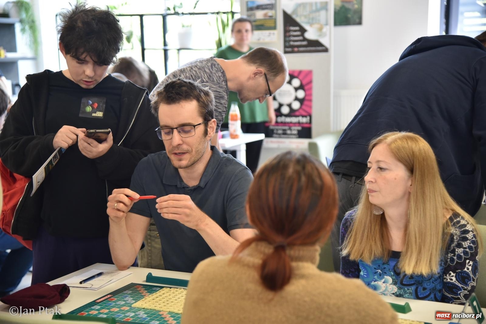 Zdjęcie w galerii na portalu naszraciborz.pl: Scrabble po raz pierwszy na dworcu. Mistrzostwa Raciborza na Stacji Młodych wiadomości z regionu