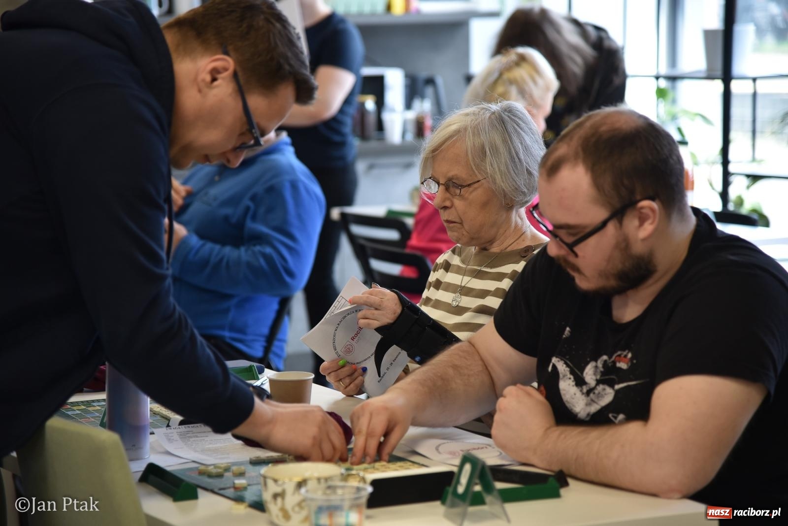 Zdjęcie w galerii na portalu naszraciborz.pl: Scrabble po raz pierwszy na dworcu. Mistrzostwa Raciborza na Stacji Młodych wiadomości z regionu