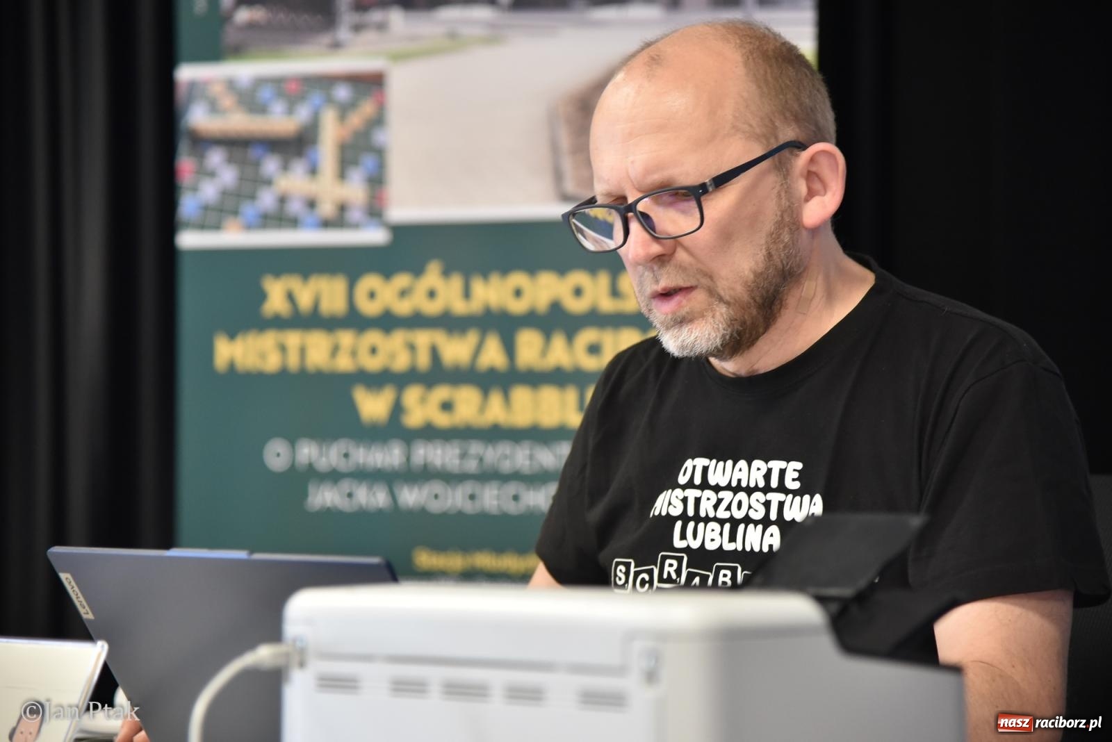 Zdjęcie w galerii na portalu naszraciborz.pl: Scrabble po raz pierwszy na dworcu. Mistrzostwa Raciborza na Stacji Młodych wiadomości z regionu