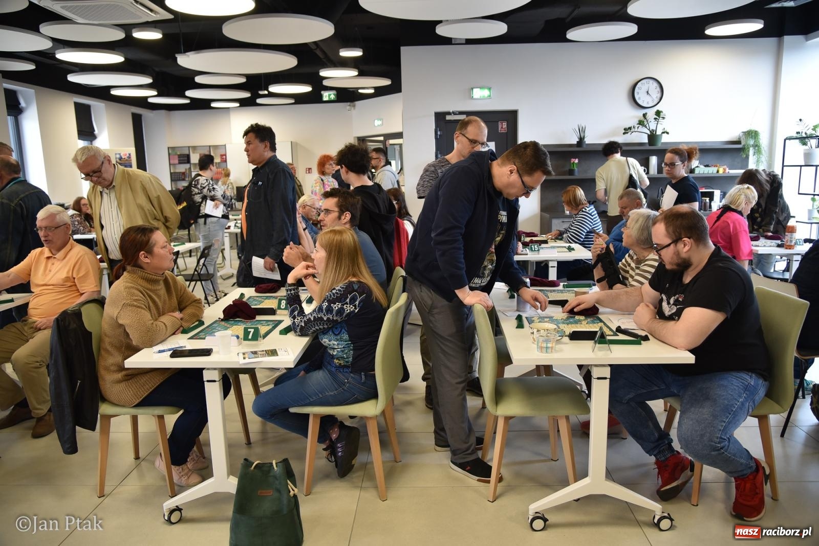 Zdjęcie w galerii na portalu naszraciborz.pl: Scrabble po raz pierwszy na dworcu. Mistrzostwa Raciborza na Stacji Młodych wiadomości z regionu