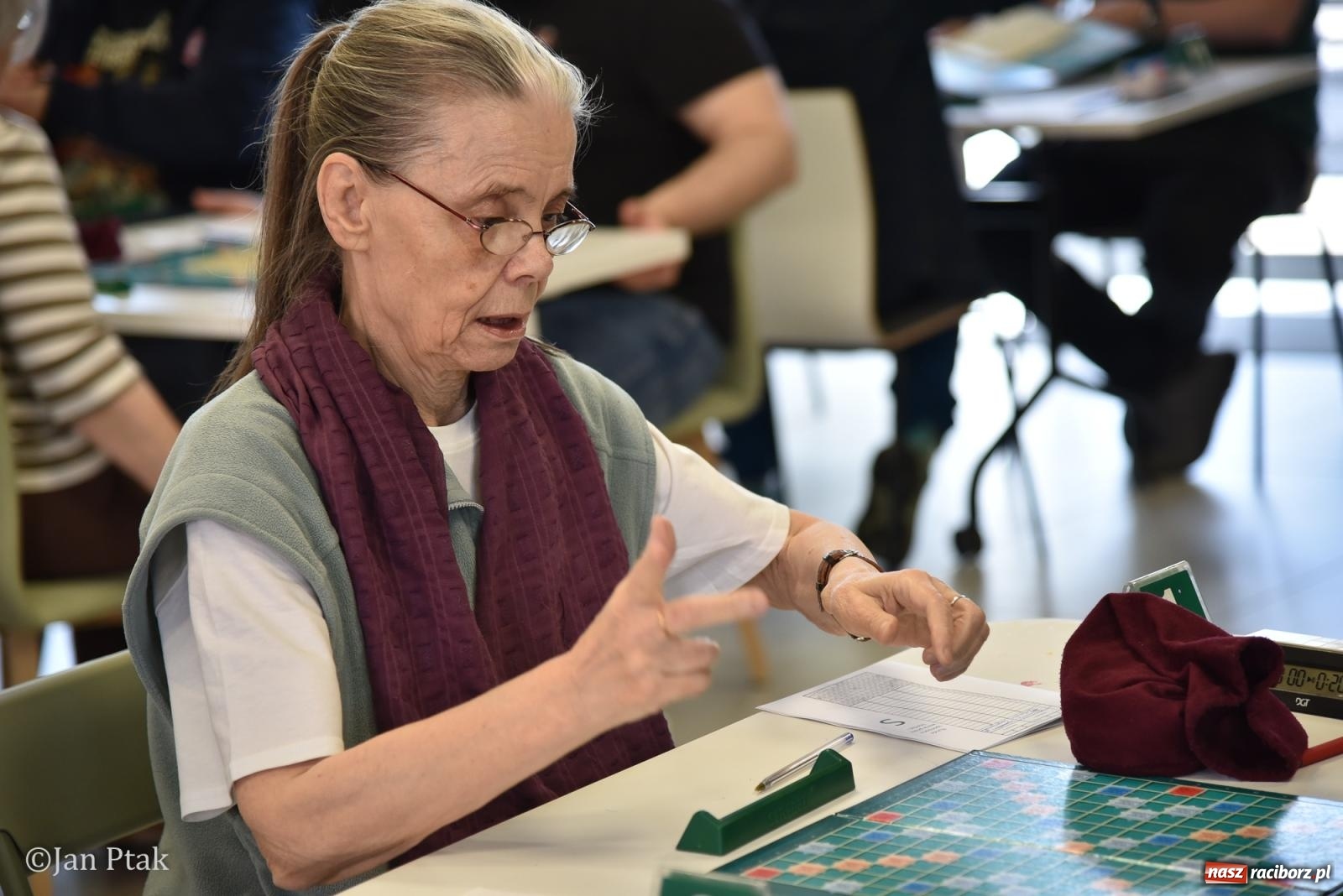 Zdjęcie w galerii na portalu naszraciborz.pl: Scrabble po raz pierwszy na dworcu. Mistrzostwa Raciborza na Stacji Młodych wiadomości z regionu