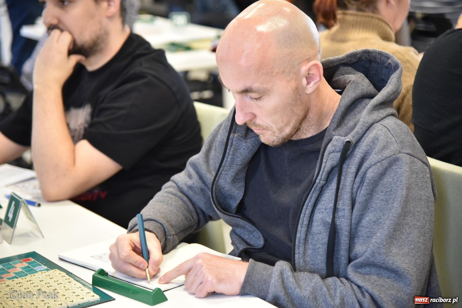 Zdjęcie w galerii na portalu naszraciborz.pl: Scrabble po raz pierwszy na dworcu. Mistrzostwa Raciborza na Stacji Młodych wiadomości z regionu