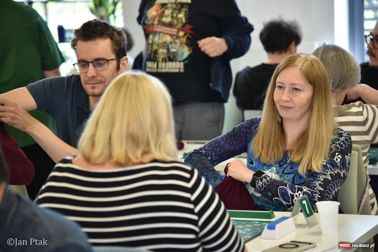 Zdjęcie w galerii na portalu naszraciborz.pl: Scrabble po raz pierwszy na dworcu. Mistrzostwa Raciborza na Stacji Młodych wiadomości z regionu