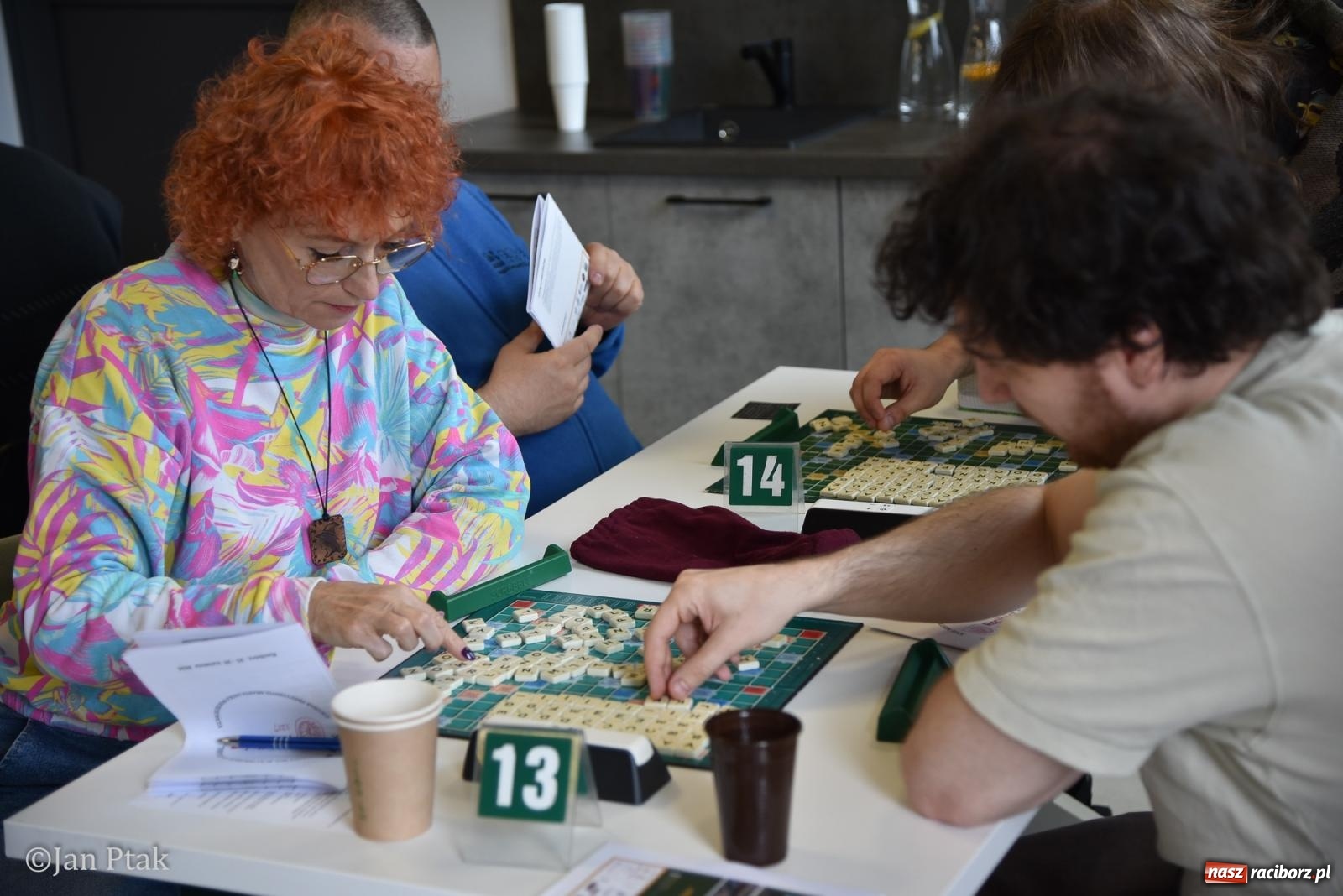 Zdjęcie w galerii na portalu naszraciborz.pl: Scrabble po raz pierwszy na dworcu. Mistrzostwa Raciborza na Stacji Młodych wiadomości z regionu
