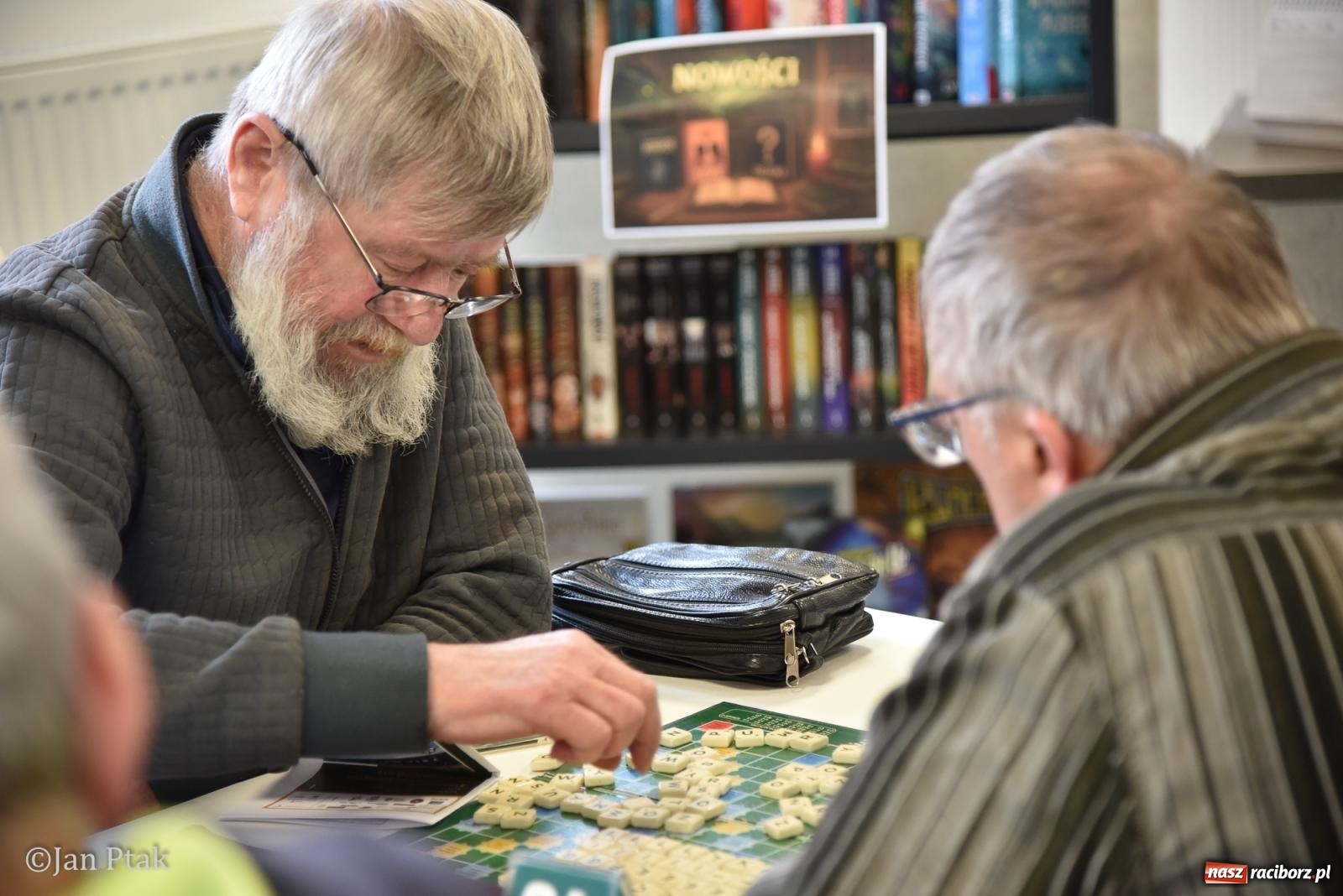 Zdjęcie w galerii na portalu naszraciborz.pl: Scrabble po raz pierwszy na dworcu. Mistrzostwa Raciborza na Stacji Młodych wiadomości z regionu