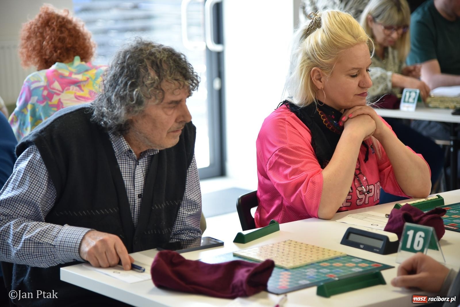 Zdjęcie w galerii na portalu naszraciborz.pl: Scrabble po raz pierwszy na dworcu. Mistrzostwa Raciborza na Stacji Młodych wiadomości z regionu
