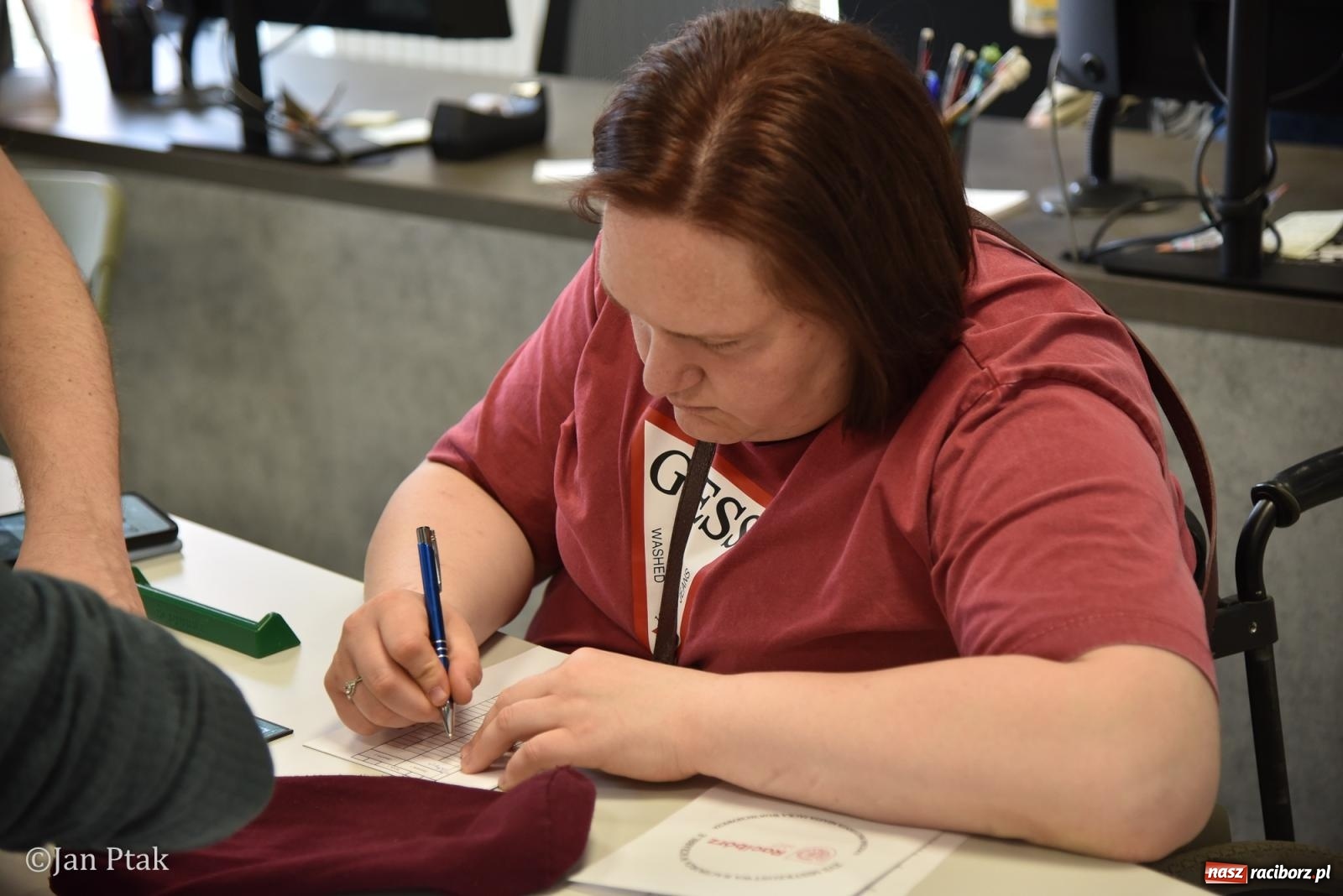 Zdjęcie w galerii na portalu naszraciborz.pl: Scrabble po raz pierwszy na dworcu. Mistrzostwa Raciborza na Stacji Młodych wiadomości z regionu