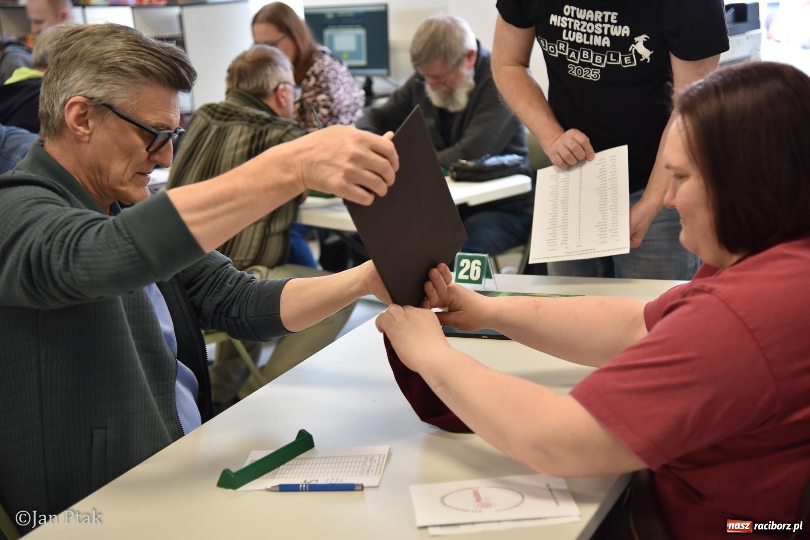 Zdjęcie w galerii na portalu naszraciborz.pl: Scrabble po raz pierwszy na dworcu. Mistrzostwa Raciborza na Stacji Młodych wiadomości z regionu