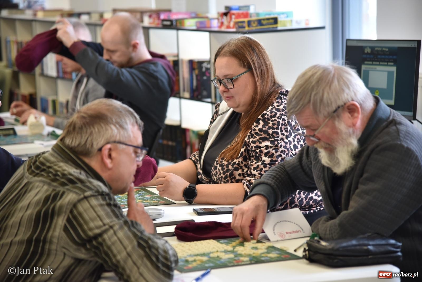 Zdjęcie w galerii na portalu naszraciborz.pl: Scrabble po raz pierwszy na dworcu. Mistrzostwa Raciborza na Stacji Młodych wiadomości z regionu