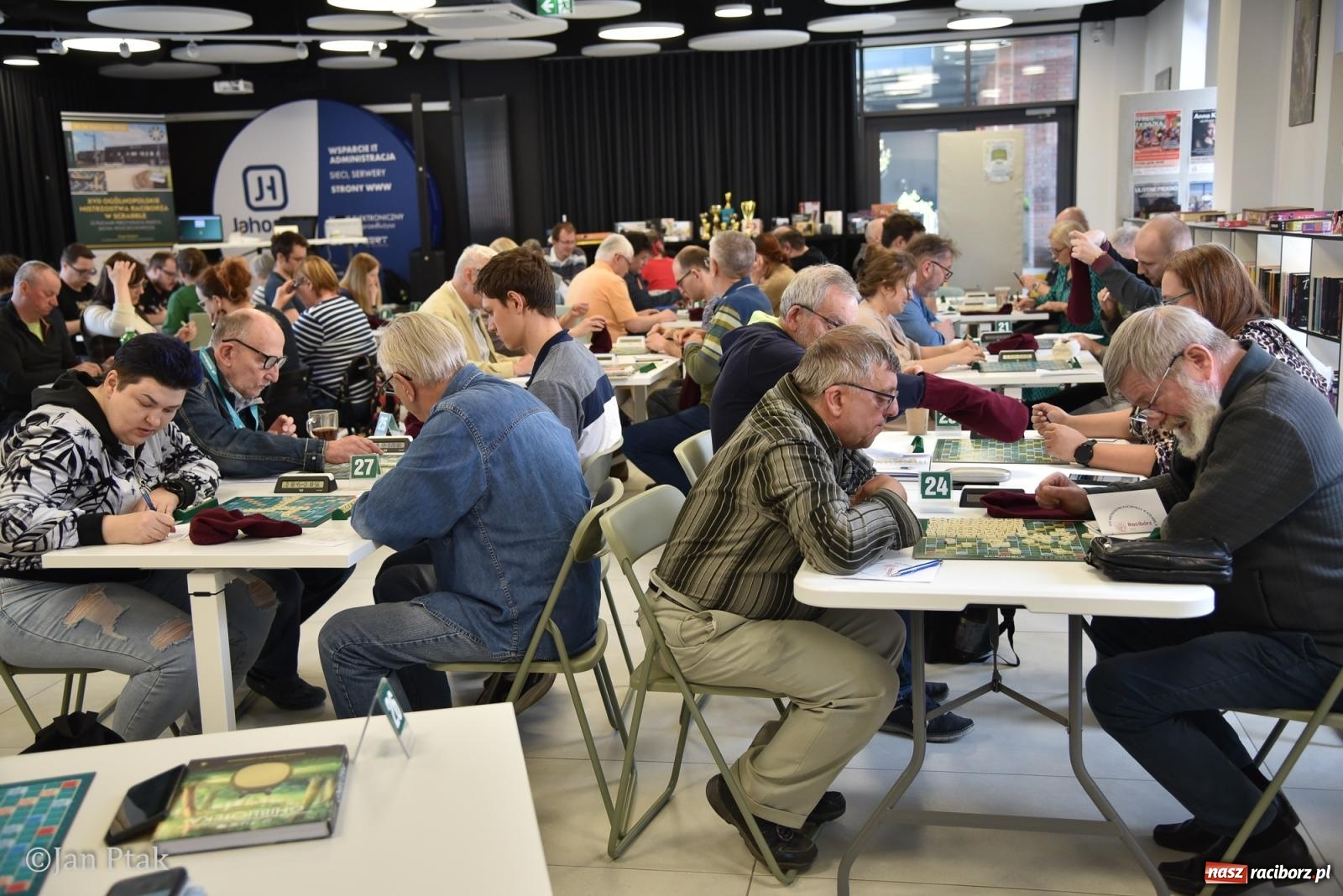 Zdjęcie w galerii na portalu naszraciborz.pl: Scrabble po raz pierwszy na dworcu. Mistrzostwa Raciborza na Stacji Młodych wiadomości z regionu