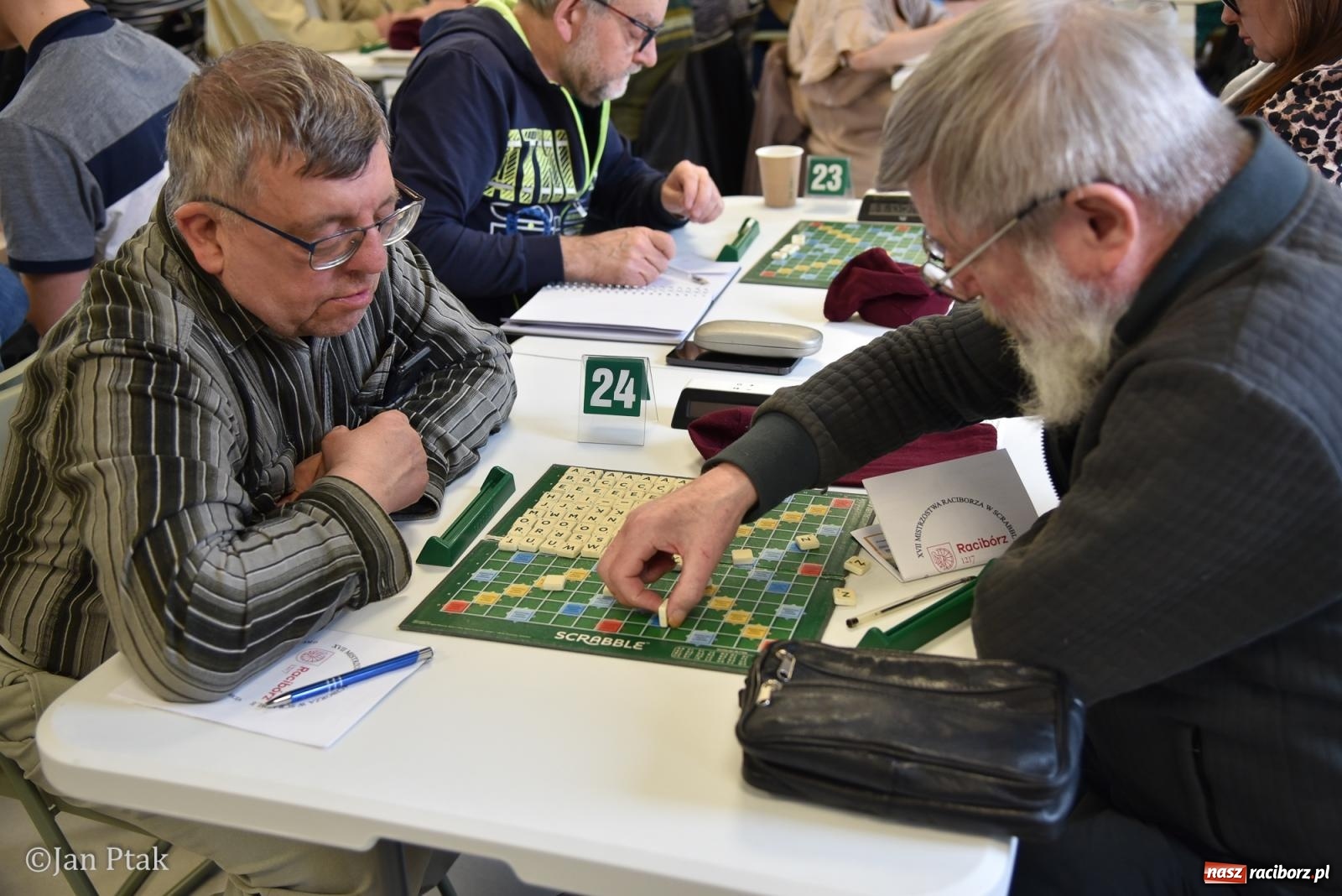 Zdjęcie w galerii na portalu naszraciborz.pl: Scrabble po raz pierwszy na dworcu. Mistrzostwa Raciborza na Stacji Młodych wiadomości z regionu