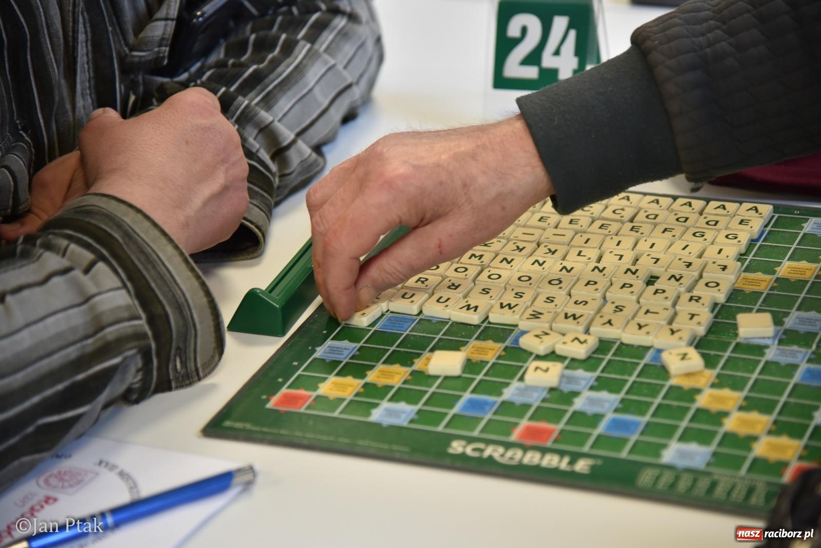 Zdjęcie w galerii na portalu naszraciborz.pl: Scrabble po raz pierwszy na dworcu. Mistrzostwa Raciborza na Stacji Młodych wiadomości z regionu