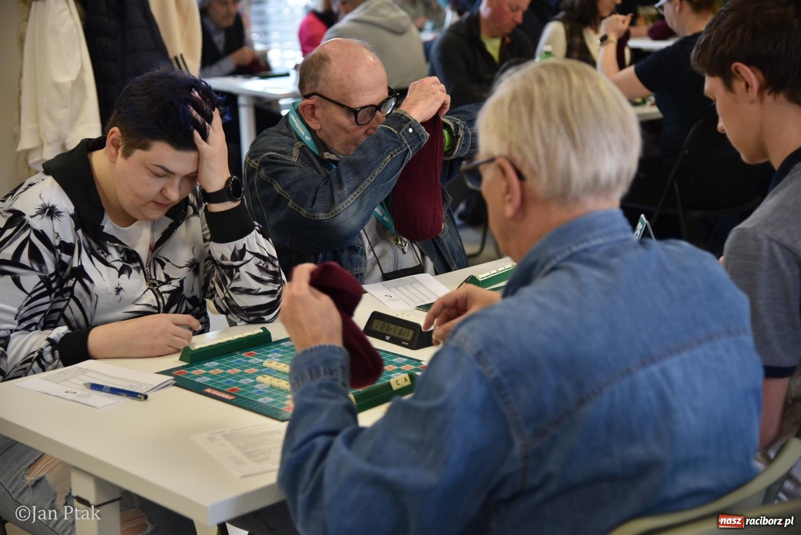 Zdjęcie w galerii na portalu naszraciborz.pl: Scrabble po raz pierwszy na dworcu. Mistrzostwa Raciborza na Stacji Młodych wiadomości z regionu