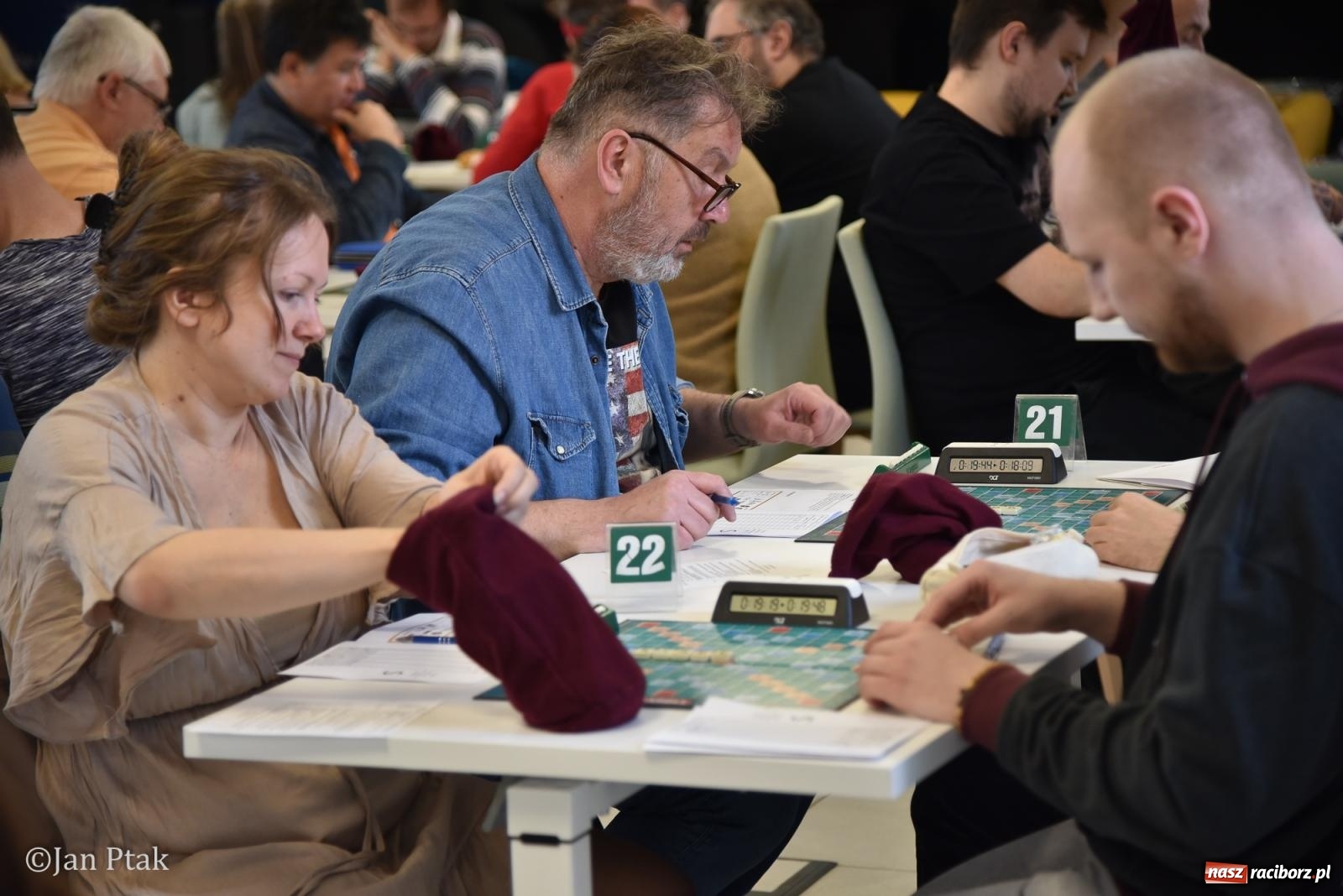 Zdjęcie w galerii na portalu naszraciborz.pl: Scrabble po raz pierwszy na dworcu. Mistrzostwa Raciborza na Stacji Młodych wiadomości z regionu