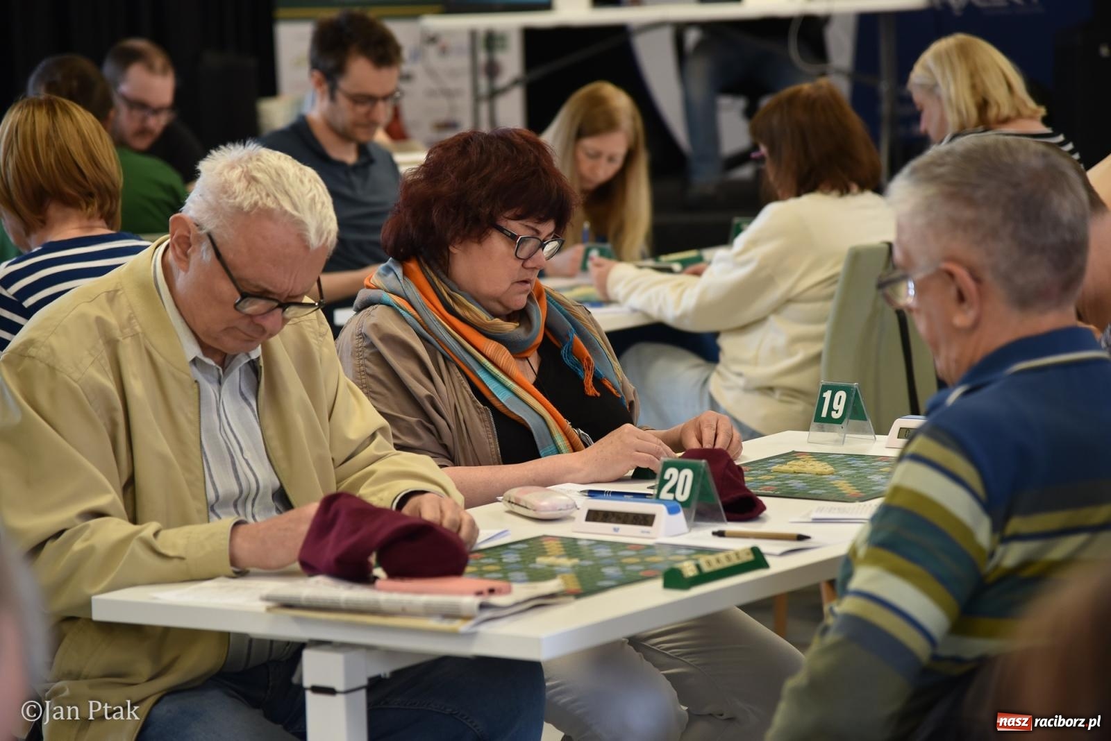 Zdjęcie w galerii na portalu naszraciborz.pl: Scrabble po raz pierwszy na dworcu. Mistrzostwa Raciborza na Stacji Młodych wiadomości z regionu