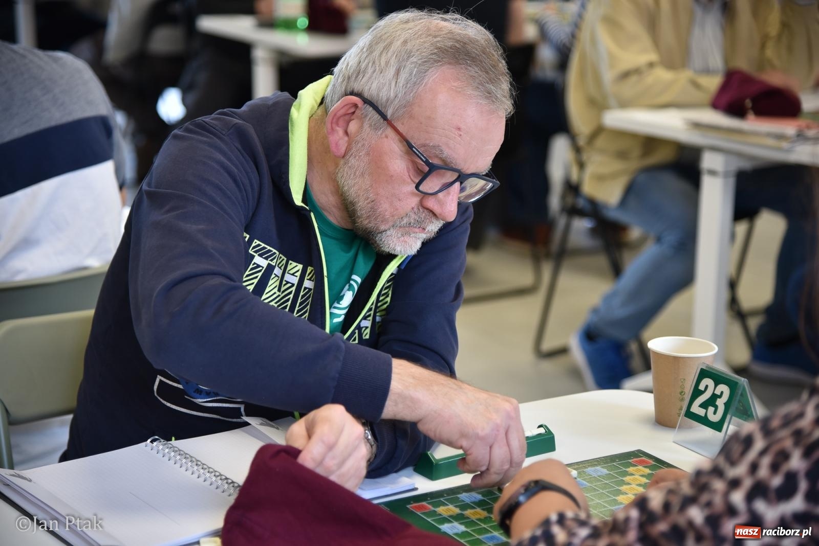 Zdjęcie w galerii na portalu naszraciborz.pl: Scrabble po raz pierwszy na dworcu. Mistrzostwa Raciborza na Stacji Młodych wiadomości z regionu