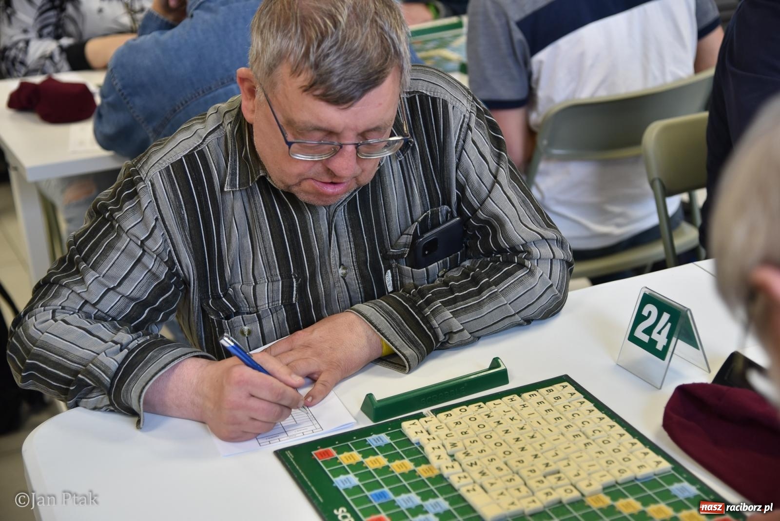 Zdjęcie w galerii na portalu naszraciborz.pl: Scrabble po raz pierwszy na dworcu. Mistrzostwa Raciborza na Stacji Młodych wiadomości z regionu