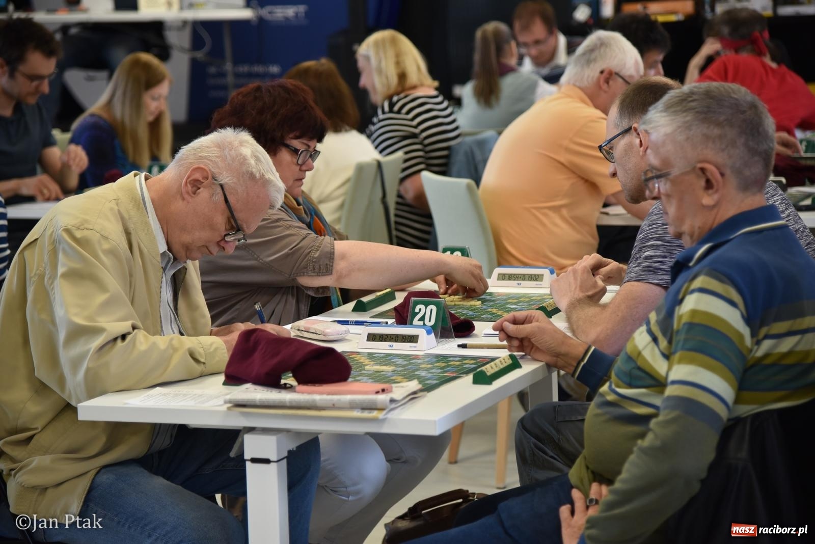Zdjęcie w galerii na portalu naszraciborz.pl: Scrabble po raz pierwszy na dworcu. Mistrzostwa Raciborza na Stacji Młodych wiadomości z regionu