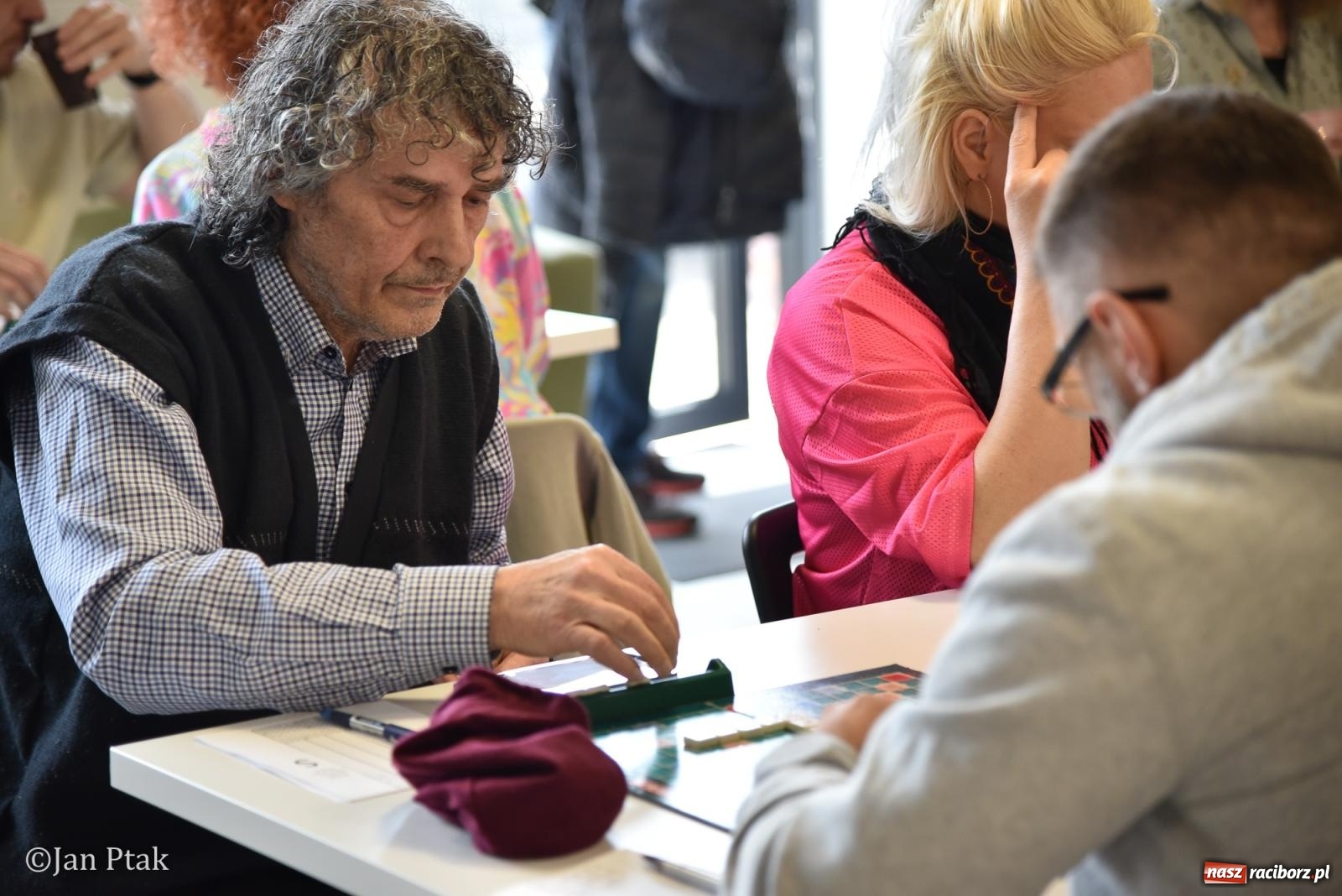 Zdjęcie w galerii na portalu naszraciborz.pl: Scrabble po raz pierwszy na dworcu. Mistrzostwa Raciborza na Stacji Młodych wiadomości z regionu