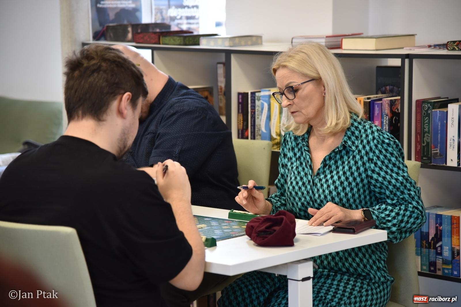 Zdjęcie w galerii na portalu naszraciborz.pl: Scrabble po raz pierwszy na dworcu. Mistrzostwa Raciborza na Stacji Młodych wiadomości z regionu