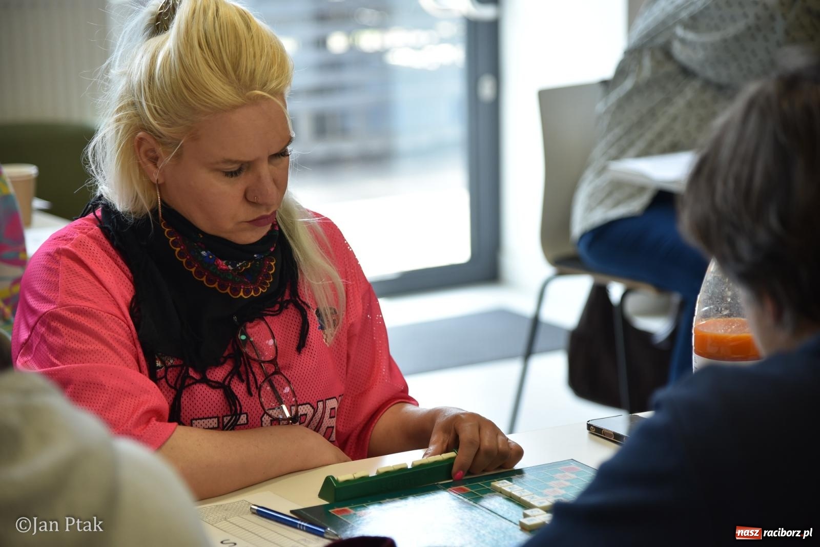 Zdjęcie w galerii na portalu naszraciborz.pl: Scrabble po raz pierwszy na dworcu. Mistrzostwa Raciborza na Stacji Młodych wiadomości z regionu