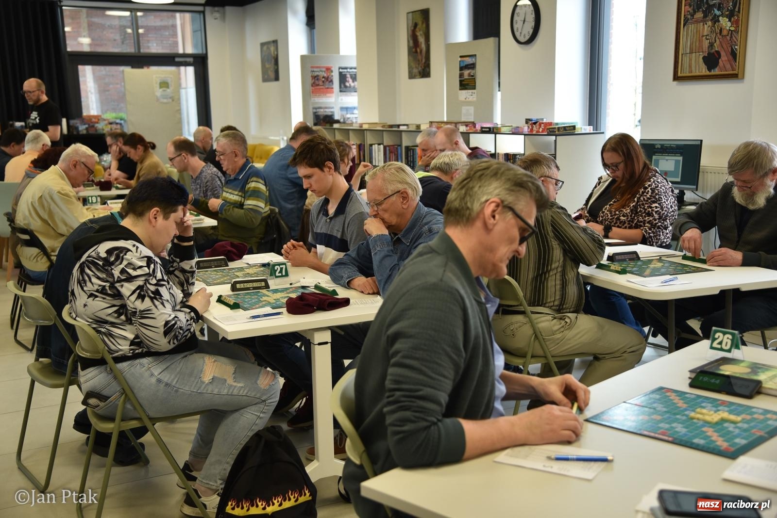 Zdjęcie w galerii na portalu naszraciborz.pl: Scrabble po raz pierwszy na dworcu. Mistrzostwa Raciborza na Stacji Młodych wiadomości z regionu