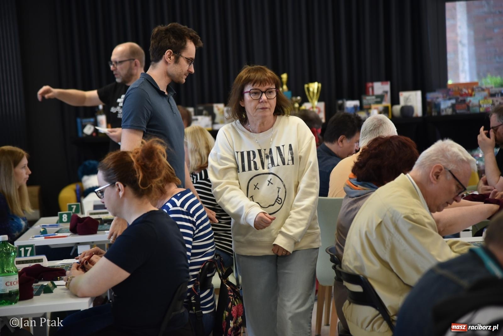 Zdjęcie w galerii na portalu naszraciborz.pl: Scrabble po raz pierwszy na dworcu. Mistrzostwa Raciborza na Stacji Młodych wiadomości z regionu