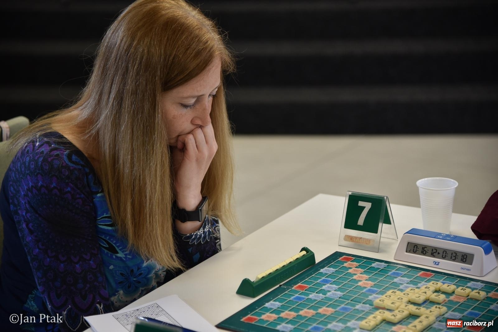 Zdjęcie w galerii na portalu naszraciborz.pl: Scrabble po raz pierwszy na dworcu. Mistrzostwa Raciborza na Stacji Młodych wiadomości z regionu
