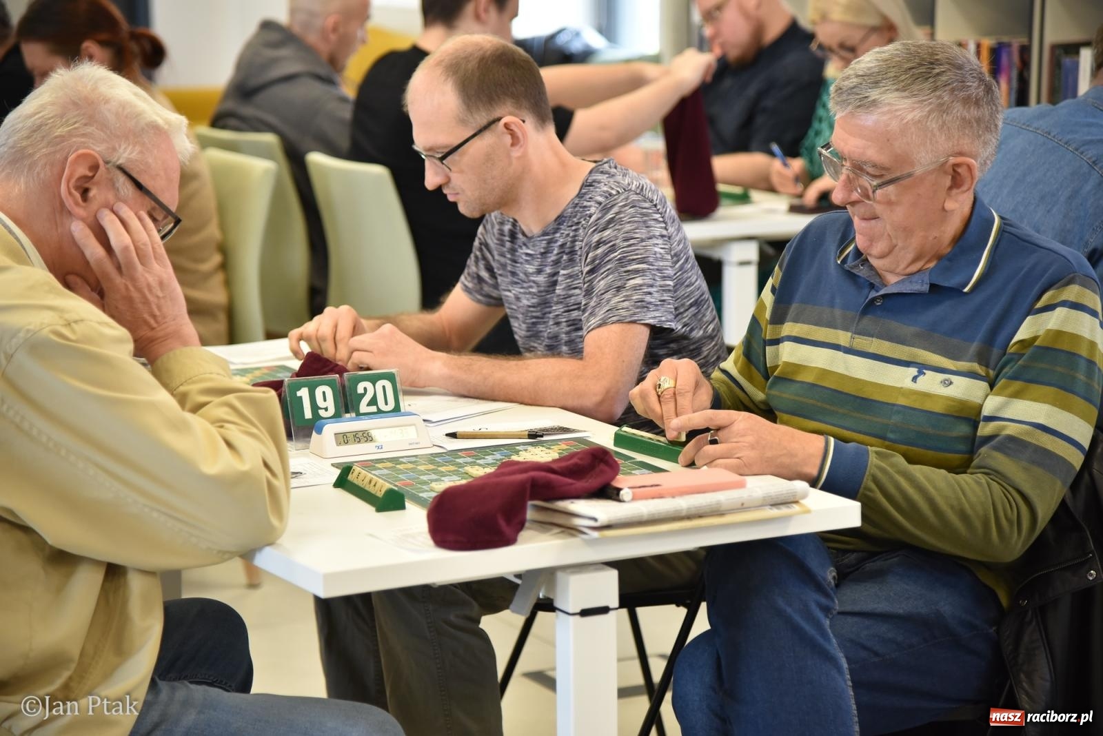 Zdjęcie w galerii na portalu naszraciborz.pl: Scrabble po raz pierwszy na dworcu. Mistrzostwa Raciborza na Stacji Młodych wiadomości z regionu