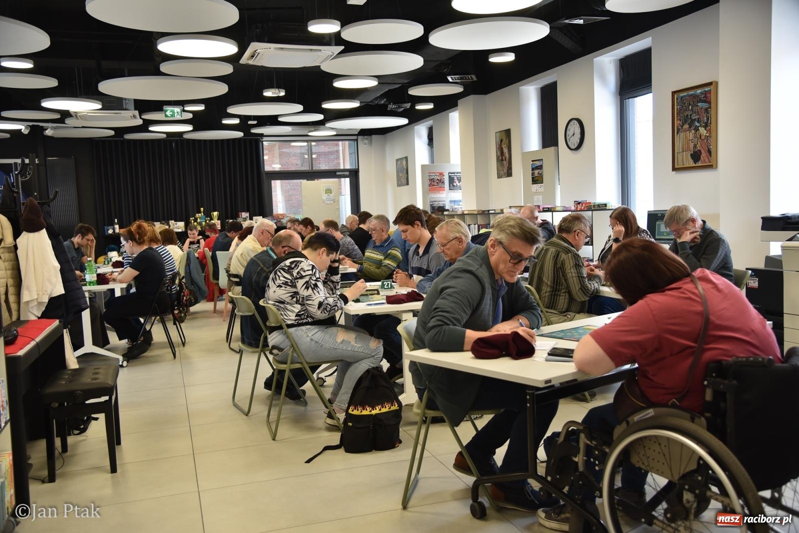 Zdjęcie w galerii na portalu naszraciborz.pl: Scrabble po raz pierwszy na dworcu. Mistrzostwa Raciborza na Stacji Młodych wiadomości z regionu