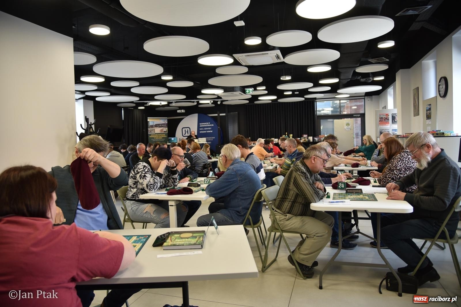 Zdjęcie w galerii na portalu naszraciborz.pl: Scrabble po raz pierwszy na dworcu. Mistrzostwa Raciborza na Stacji Młodych wiadomości z regionu