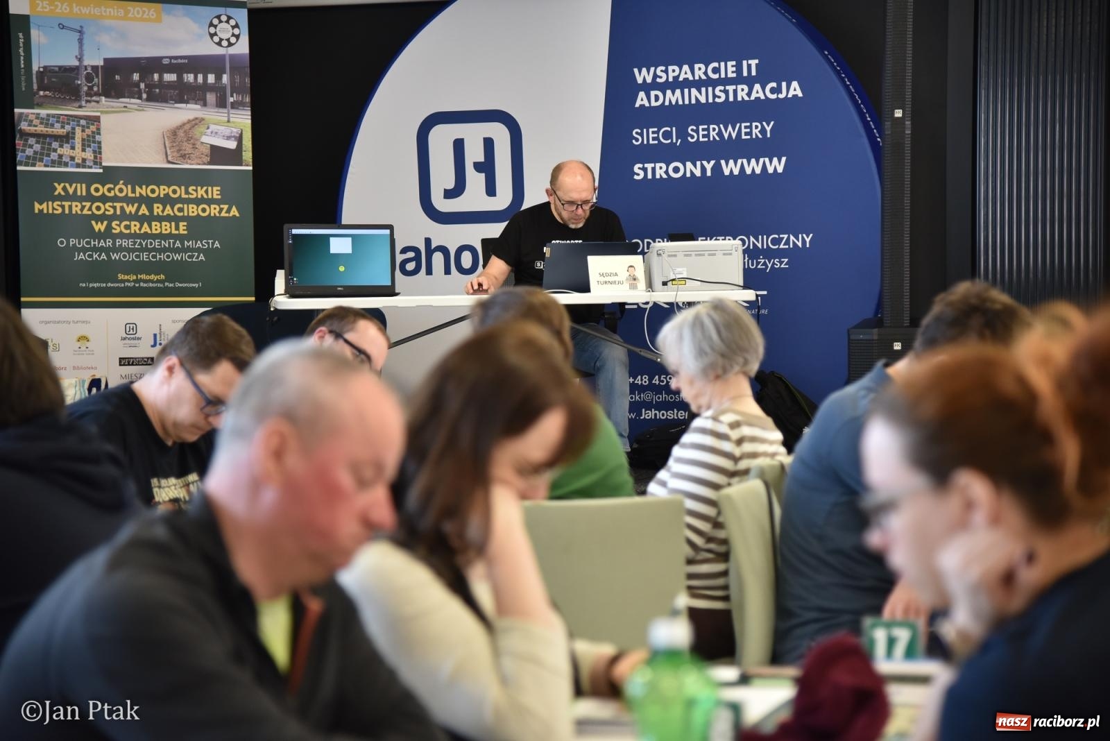 Zdjęcie w galerii na portalu naszraciborz.pl: Scrabble po raz pierwszy na dworcu. Mistrzostwa Raciborza na Stacji Młodych wiadomości z regionu