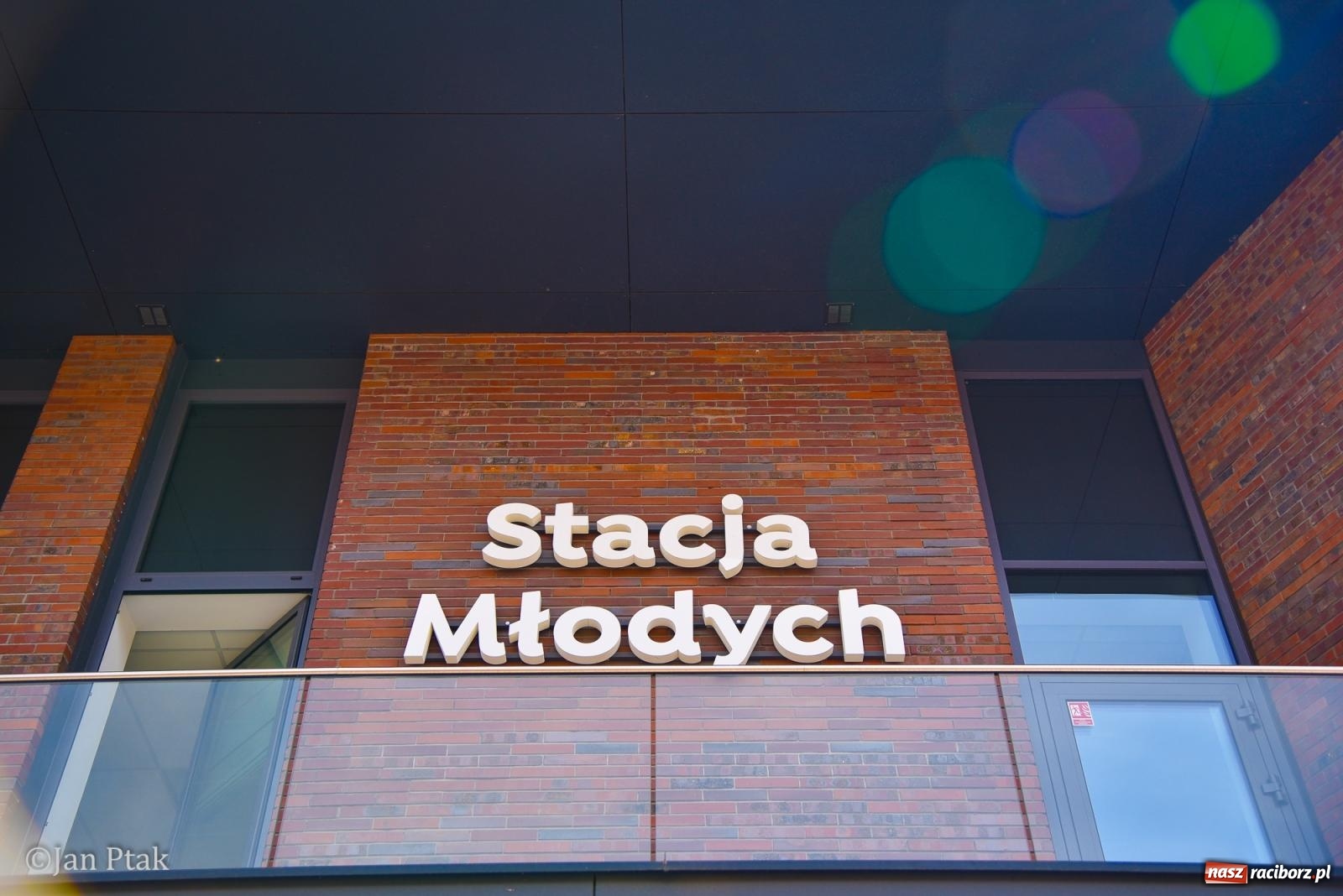 Zdjęcie w galerii na portalu naszraciborz.pl: Scrabble po raz pierwszy na dworcu. Mistrzostwa Raciborza na Stacji Młodych wiadomości z regionu