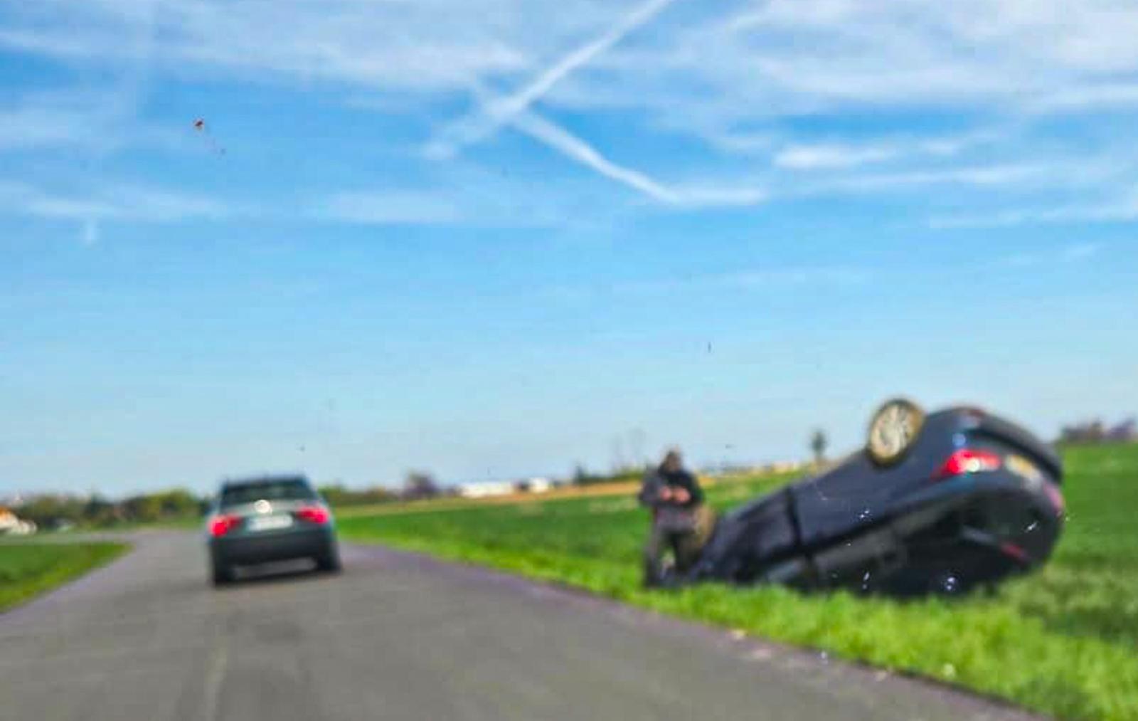 Zdjęcie w galerii na portalu naszraciborz.pl: Dachowanie na trasie do Zawady Książęcej - DW 915 wiadomości z regionu