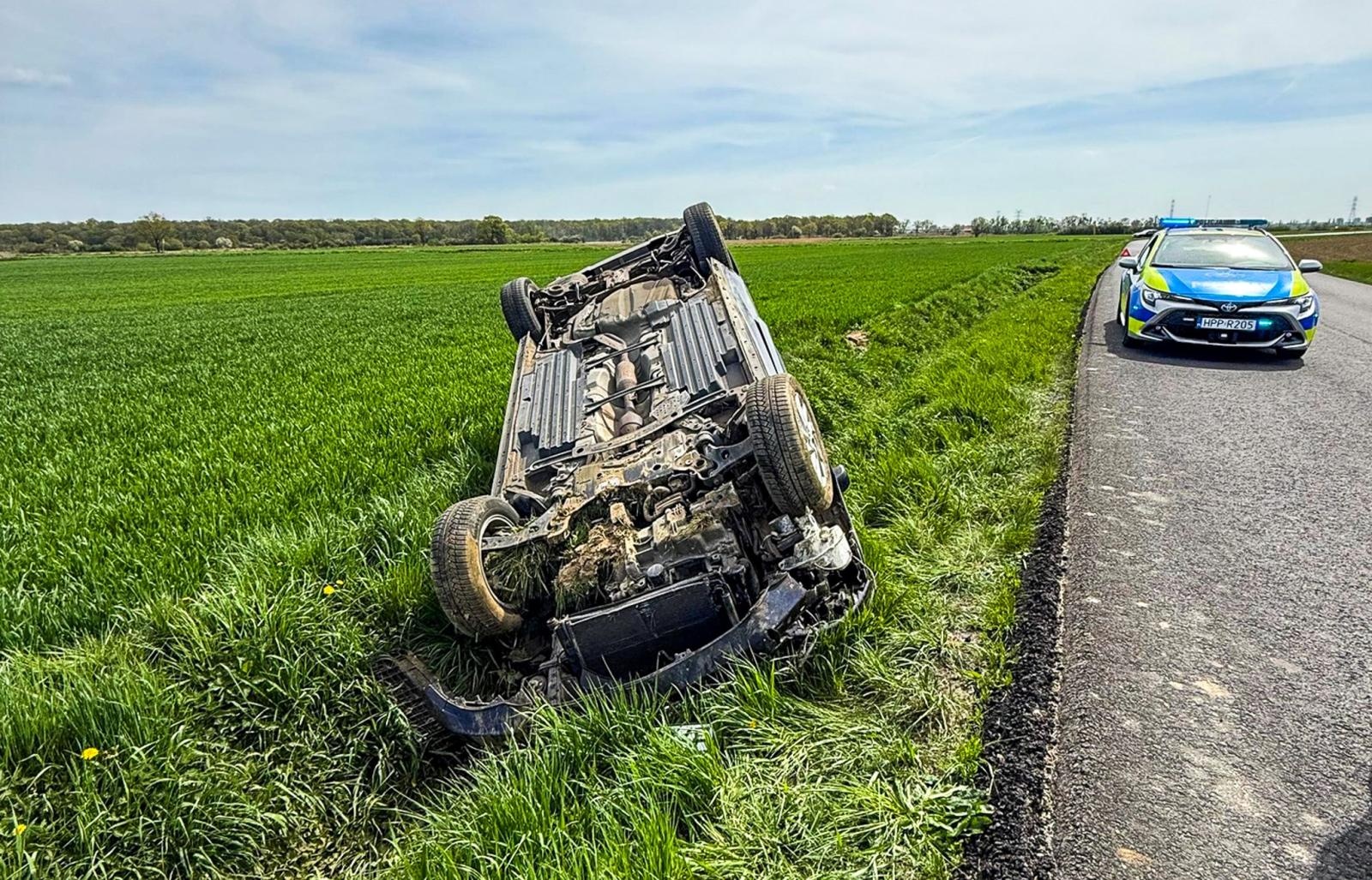 Zdjęcie w galerii na portalu naszraciborz.pl: Dachowanie na trasie do Zawady Książęcej - DW 915 wiadomości z regionu