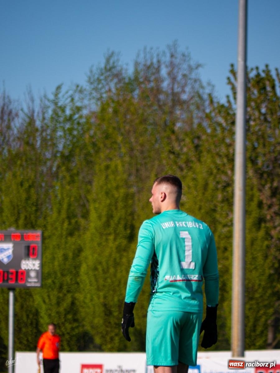 Zdjęcie w galerii na portalu naszraciborz.pl: Wyrównany mecz i walka do końca. Unia Racibórz dzieli punkty z Naprzodem Czyżowice [FOTO] wiadomości z regionu