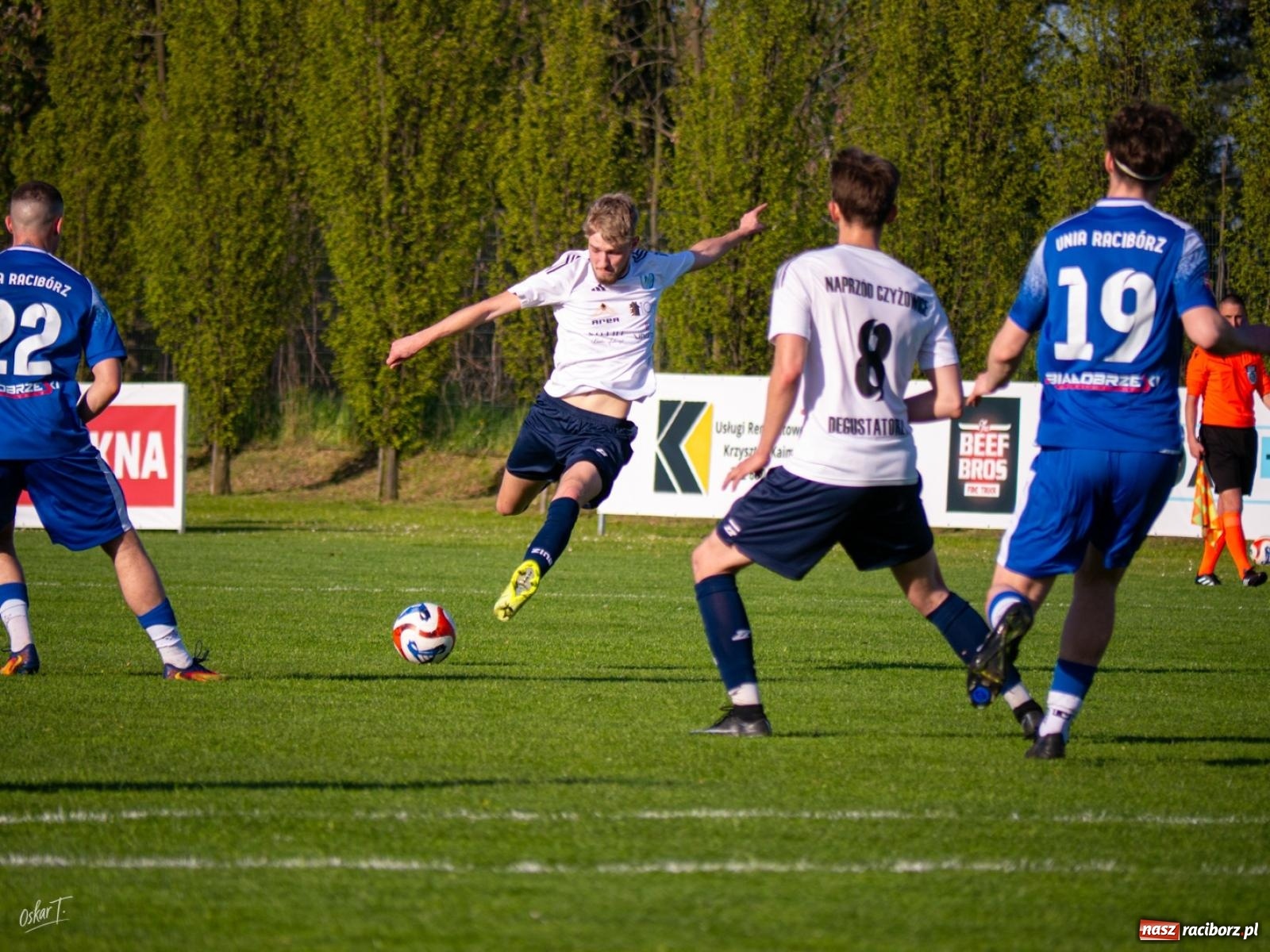 Zdjęcie w galerii na portalu naszraciborz.pl: Wyrównany mecz i walka do końca. Unia Racibórz dzieli punkty z Naprzodem Czyżowice [FOTO] wiadomości z regionu